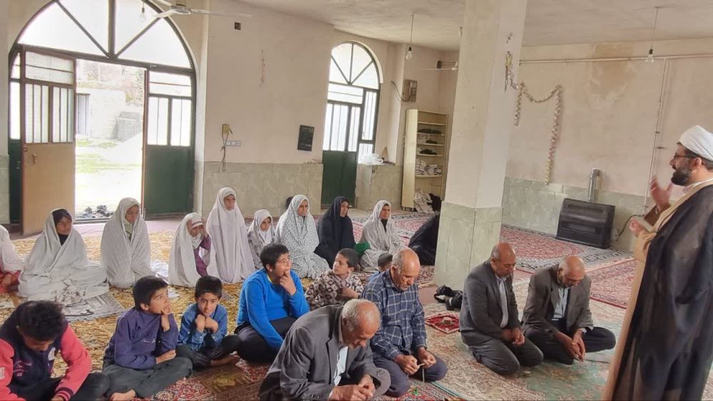 امام جمعه شهرسرفاریاب باحضور درمسجدروستای سواری ازمسجدسرکشی وبامردم گفتگوکردند